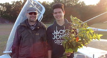 Flugschüler und Fluglehrer stolz nach dem ersten Alleinflug